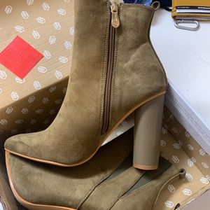 Brand new , never worn boots . Dont wear heels due to back issue .